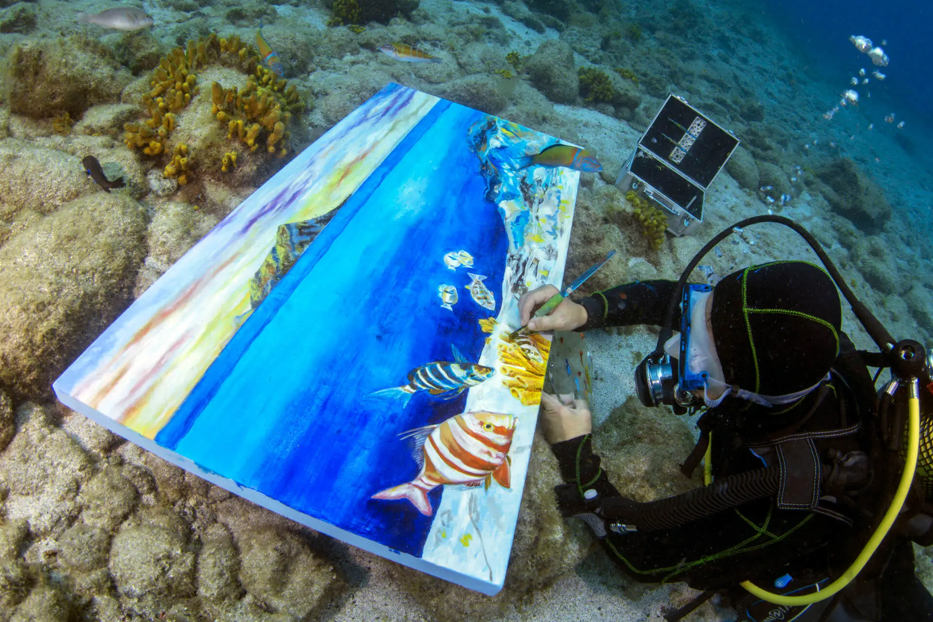 La artista Ely Phenix retratada en el mar mientras desarrolla una de sus obras
