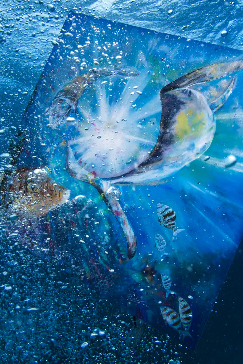Una de las obras de Ely Phenix capturada bajo las aguas del mar y rodeada de burbujas